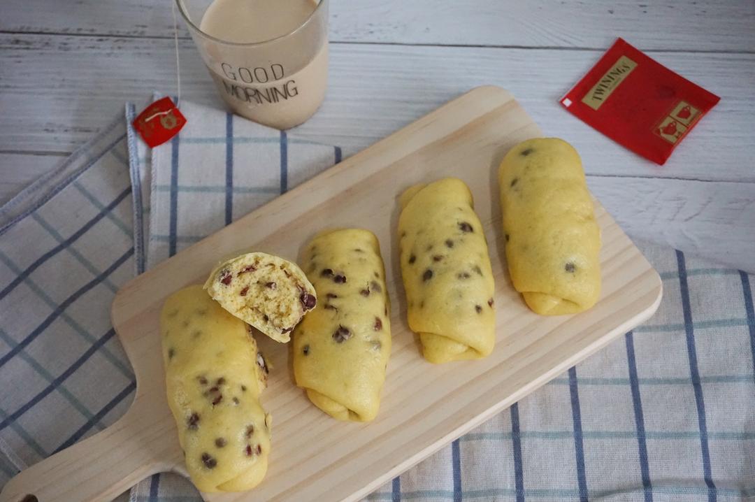 一枚柔软的胖子做的玉米面红豆馒头卷