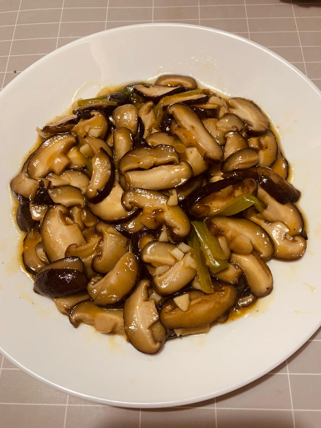 分享一个香菇好吃的做法，不用烧鸡不用炖汤，简单炒一炒，真香