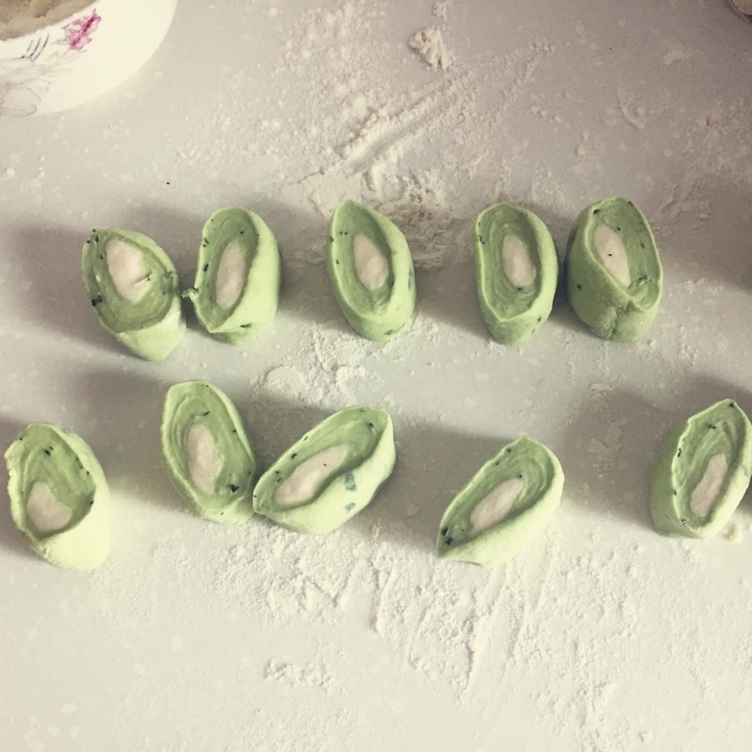 猪肉木耳胡萝卜蘑菇萝卜叶饺子的做法 步骤8