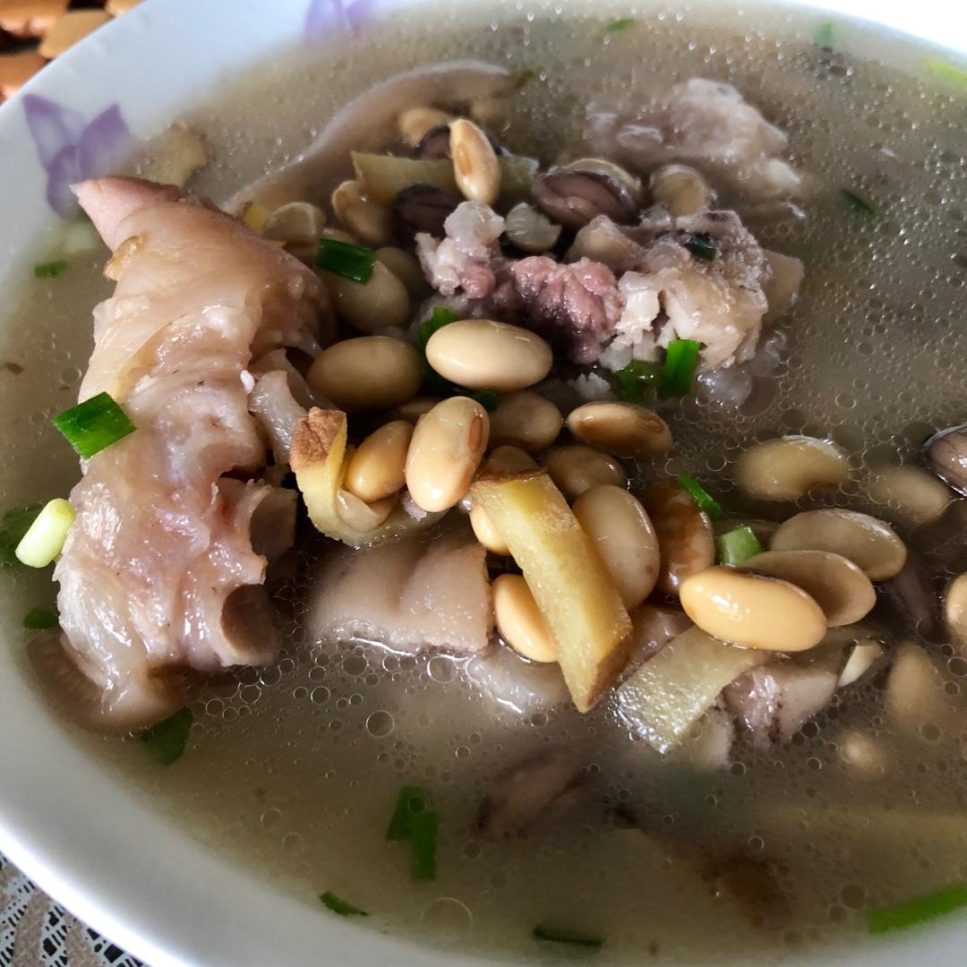 黄豆花生猪脚汤