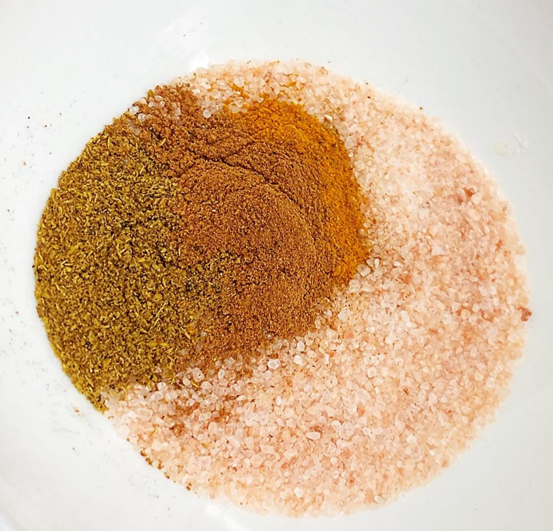 姜黄盐焗鸡，不用一滴水，自制盐焗鸡粉，厨房小白入门级大菜的做法 步骤1