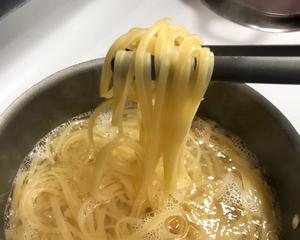 Pasta Carbonara 简单的意式白汁意面的做法 步骤5