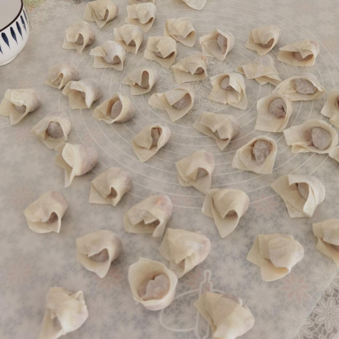 鲜肉小馄饨（调馅+馄饨包法）