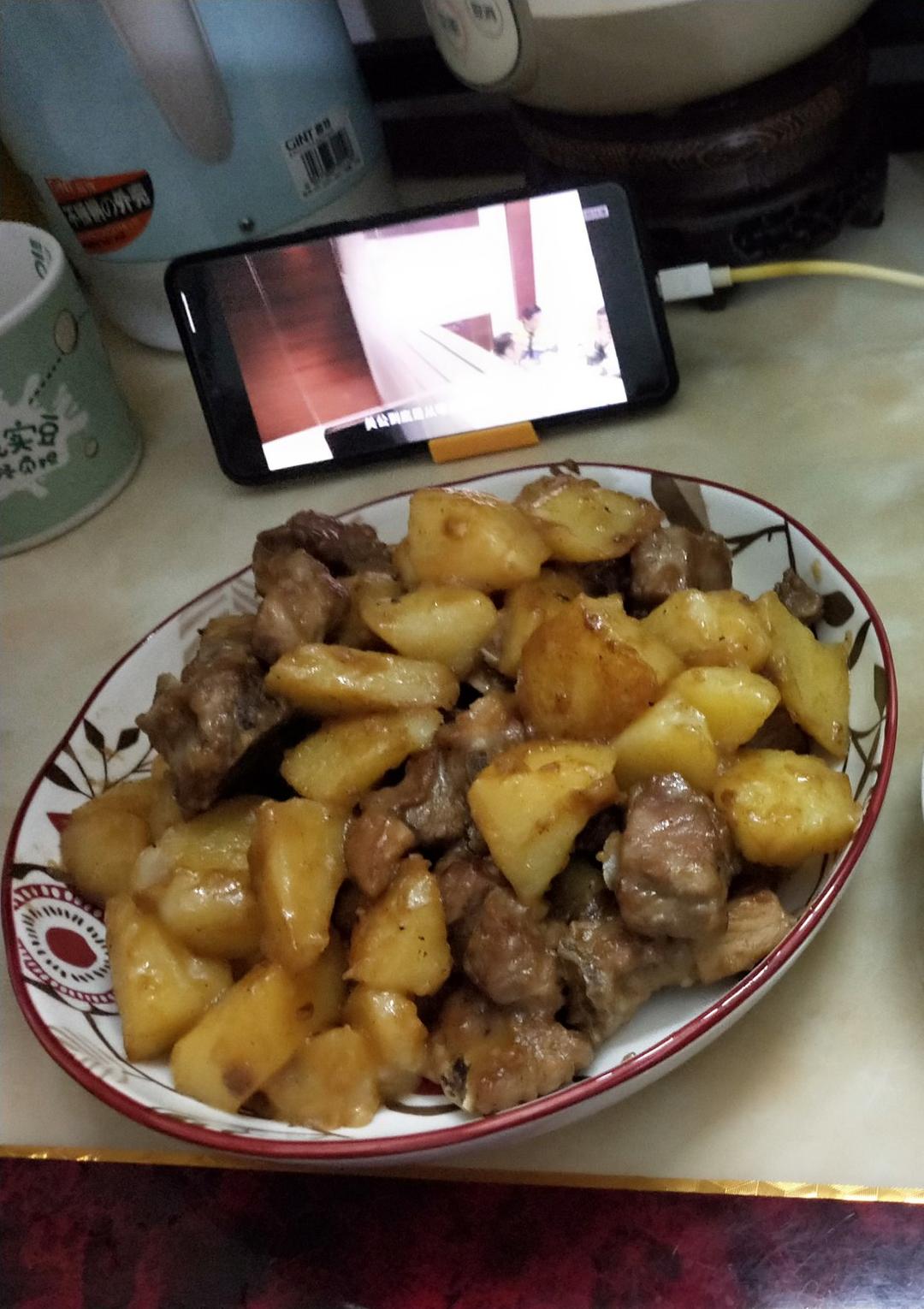 香酥排骨蒸土豆