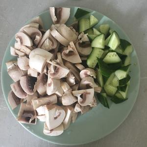 蘑菇炒黄瓜的做法 步骤2