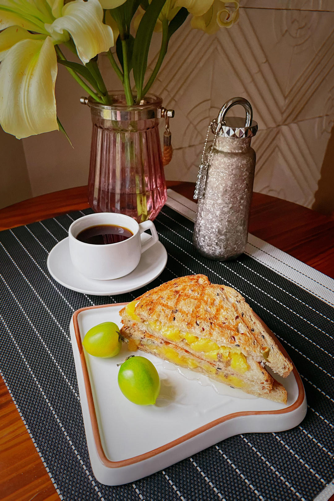 热压花生酱香蕉土司