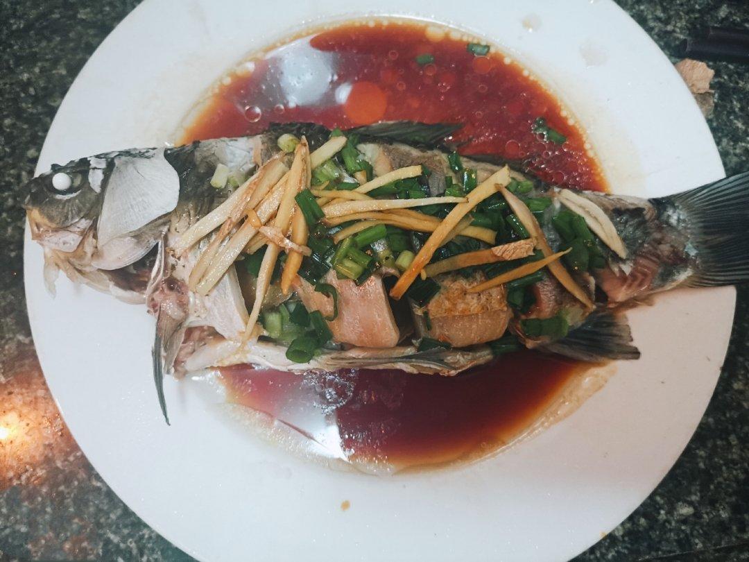 厨师长教你：“清蒸鲫鱼”的家常做法，营养又美味