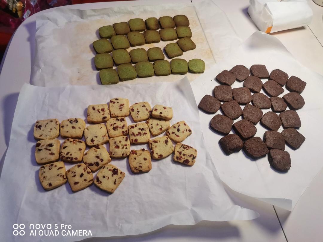 多种口味的切片曲奇（蔓越莓，抹茶杏仁，可可花生）