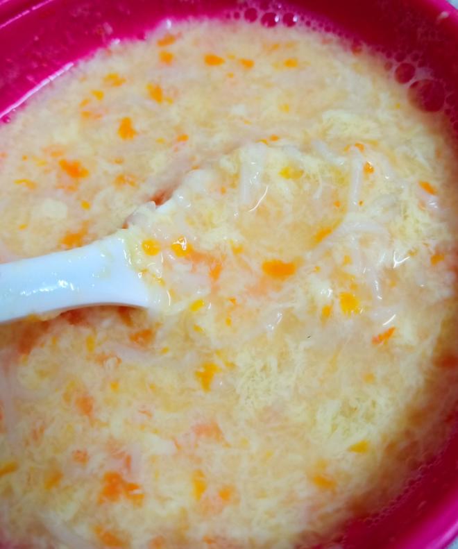九个月宝宝辅食：胡萝卜鸡蛋花汤面条的做法