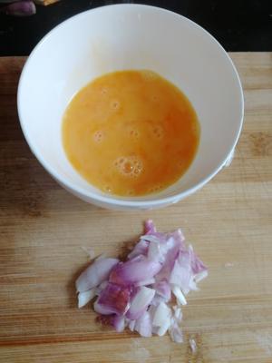 红葱头蛋炒饭（简易版）的做法 步骤2