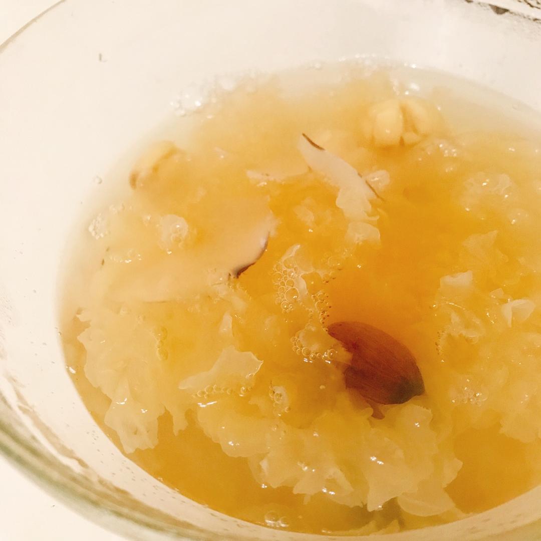 海底椰百合蜜枣银耳羹