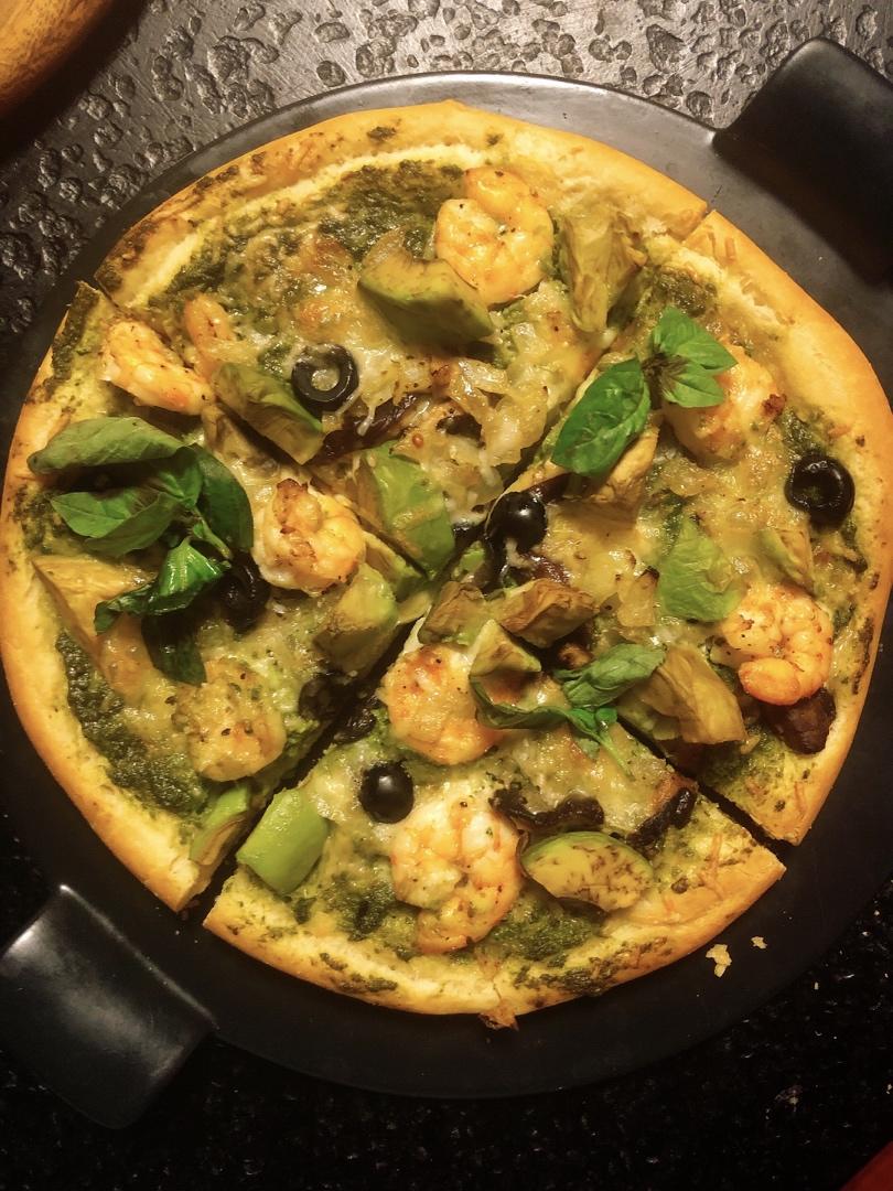 牛油果大虾黑橄榄青酱披萨