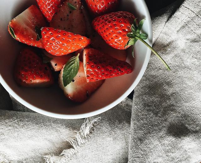 【Nigel Slater】草莓的朴素吃法大全的做法
