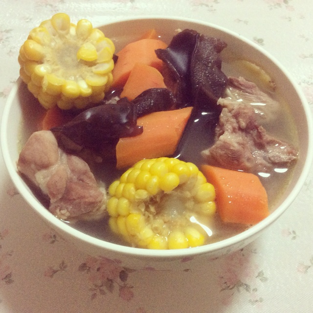 胡萝卜玉米排骨汤