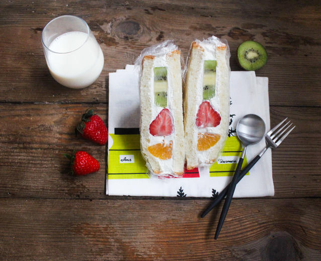 颜值超高的水果三明治——《深夜面包坊》的做法