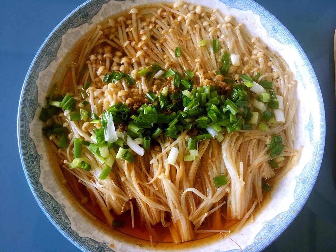 葱油金针菇——10分钟快手菜，你绝对不能错过的美味~