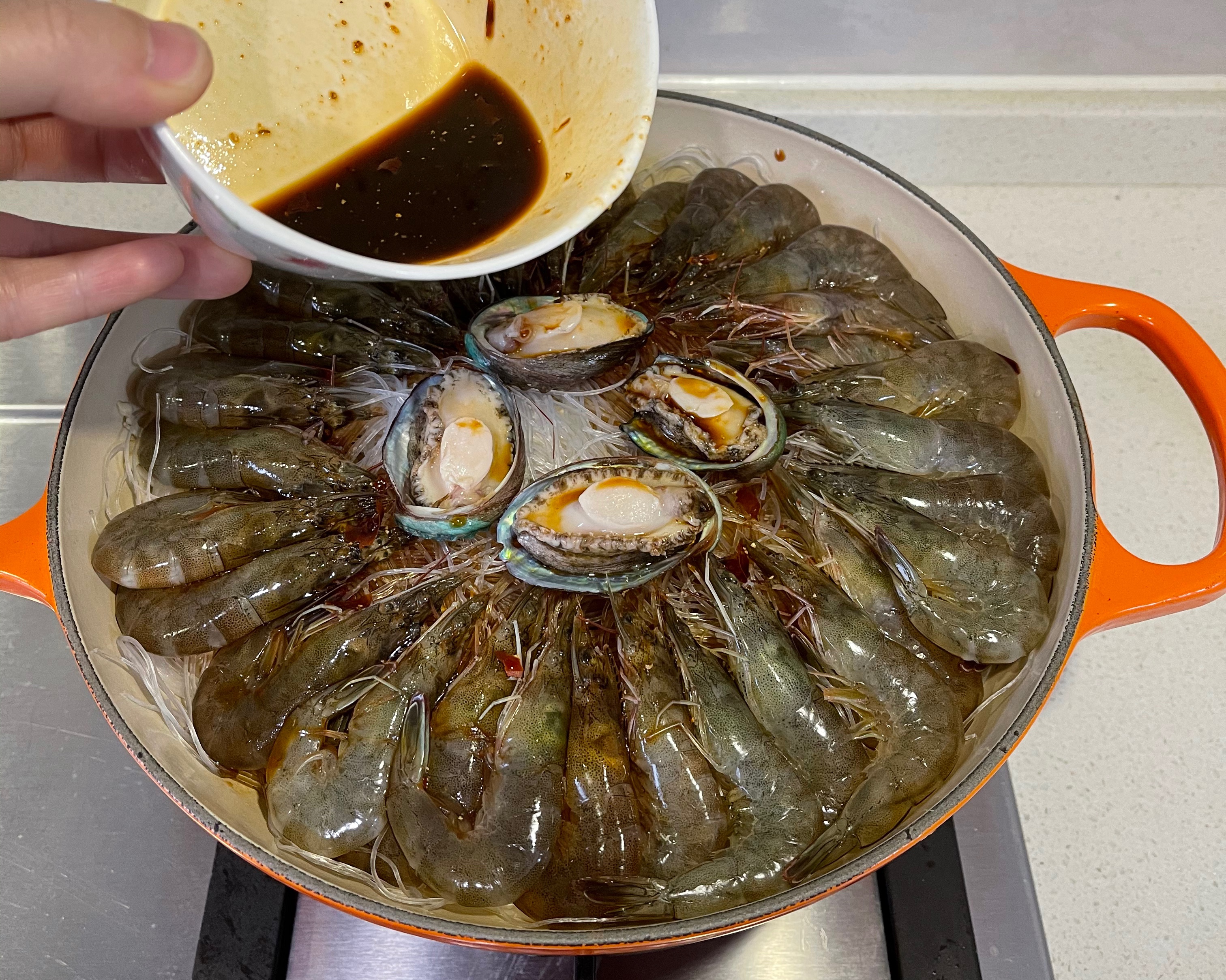 煲@大盘才过瘾的鲜虾鲍鱼粉丝煲的做法 步骤3