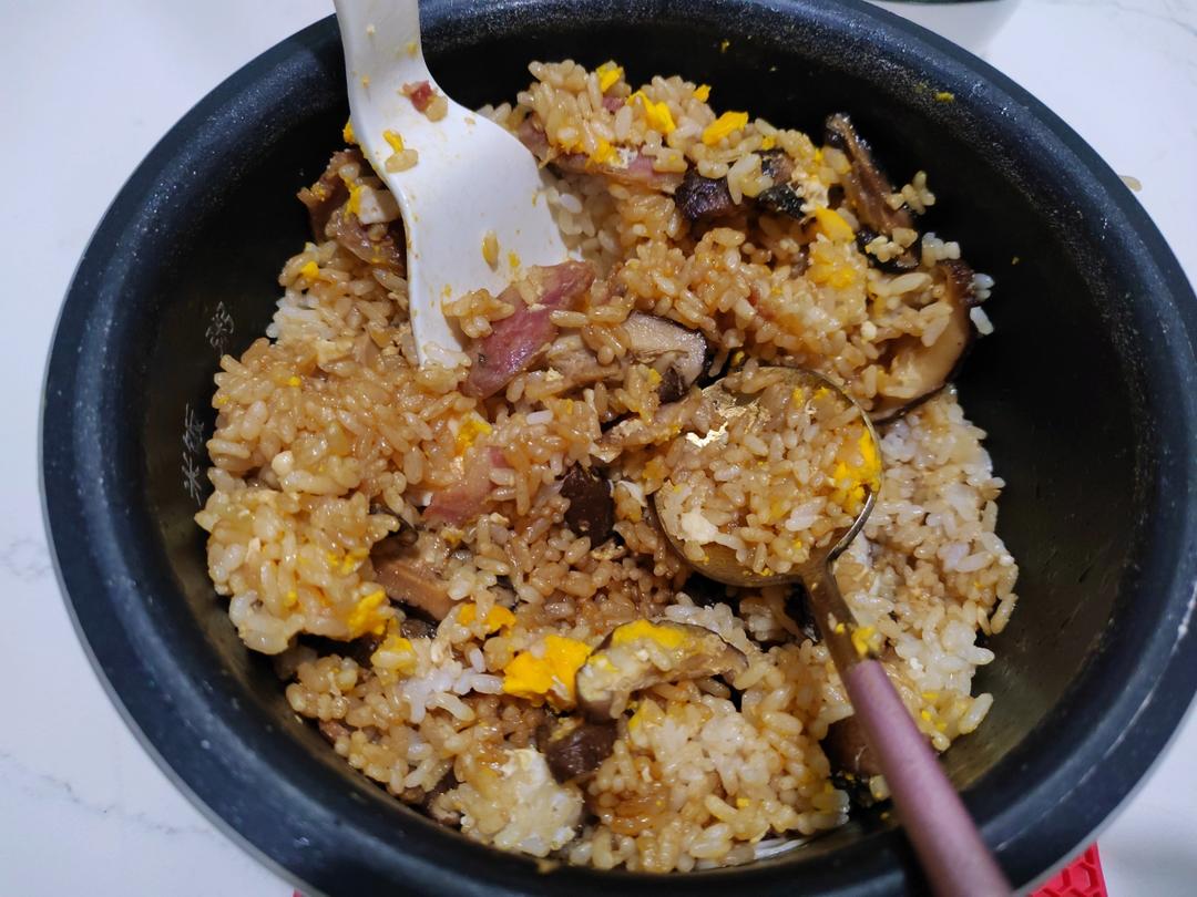 保姆级的「腊味煲仔饭2.0」加强版来了，地道老广味～