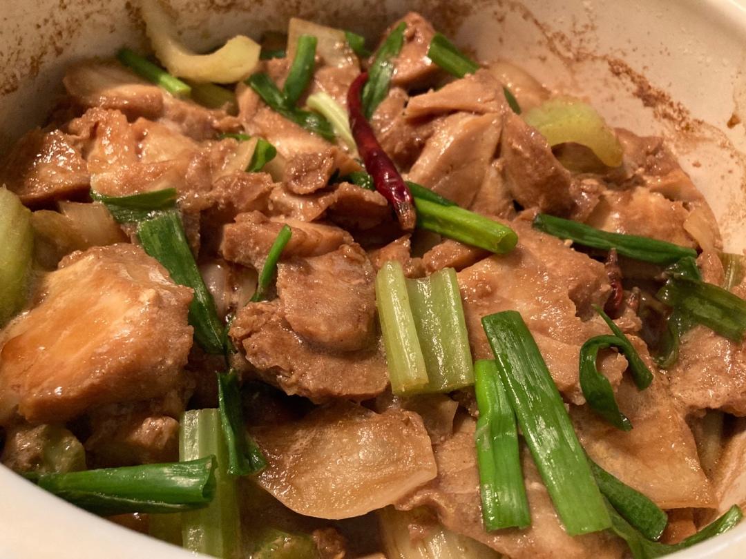 大口吃肉