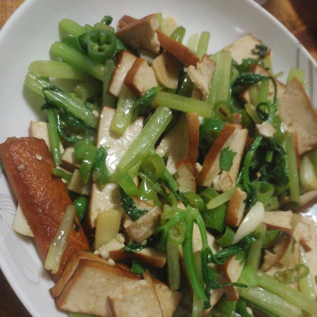 午餐晚餐简单快手下饭菜芹菜炒香干