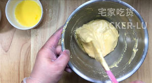 柠檬夹心磅蛋糕，入口层次丰富，甜而不腻，口齿留香，滋味无穷。的做法 步骤7