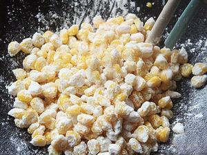 咸蛋黄炒玉米的做法 步骤4