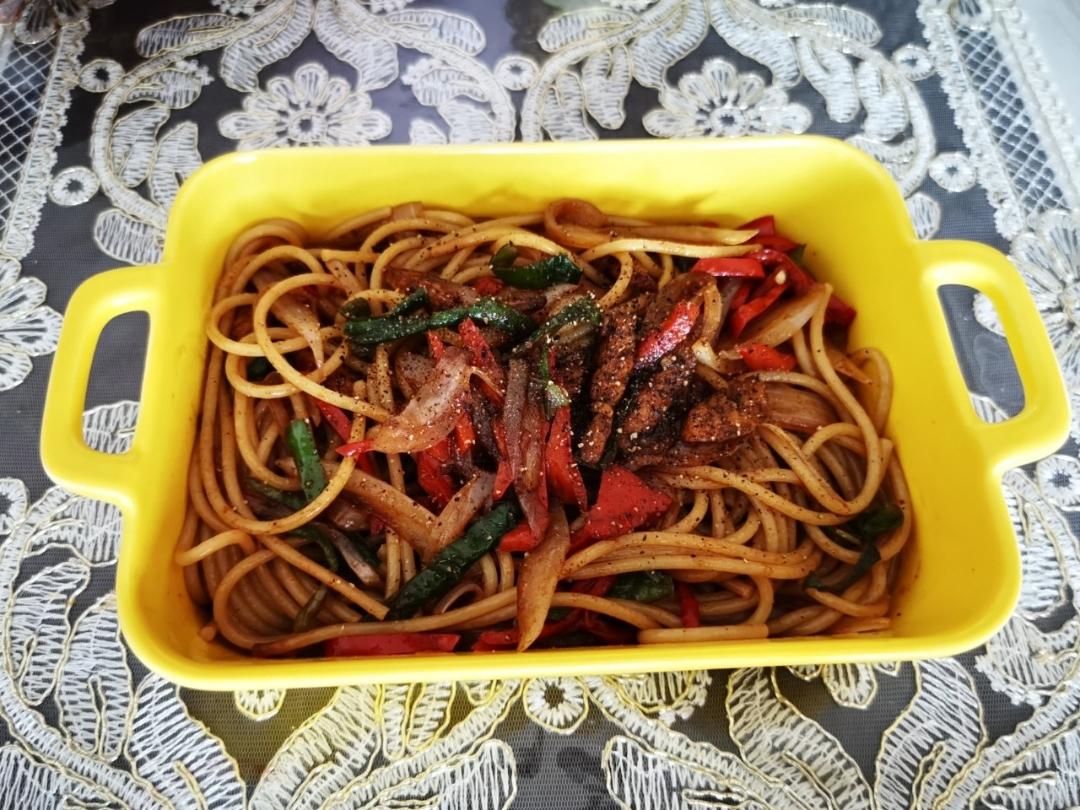 黑椒牛柳炒意面