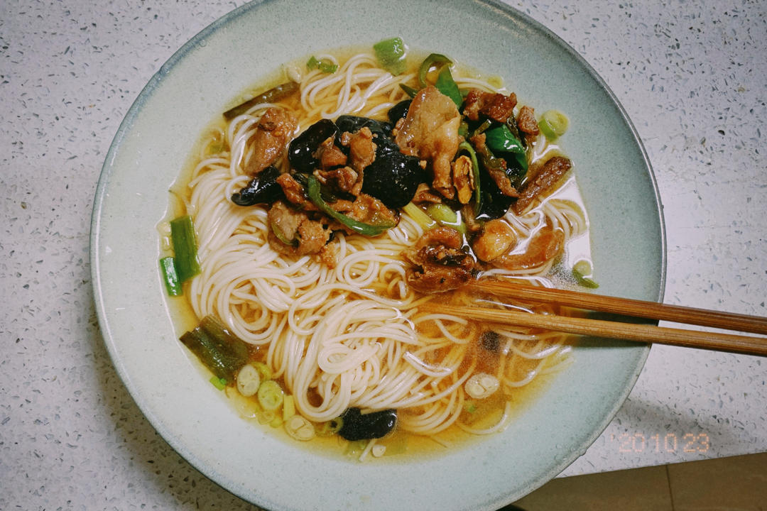 厨房小白都会做的青椒肉丝面