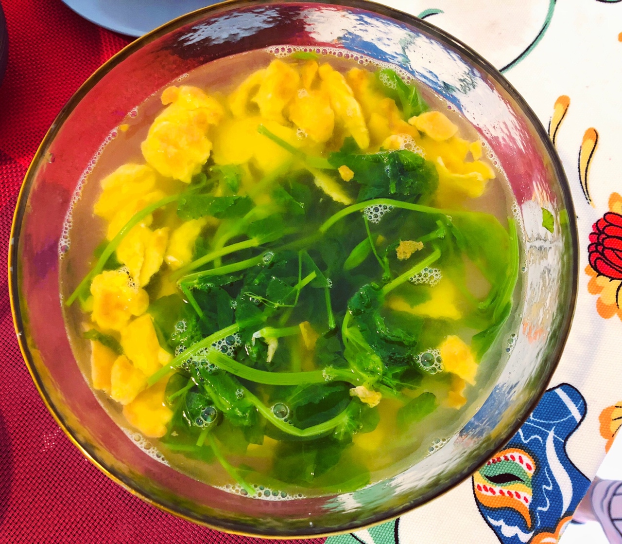豌豆尖煎蛋汤