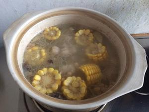 甜玉米黄豆猪脚汤的做法 步骤3