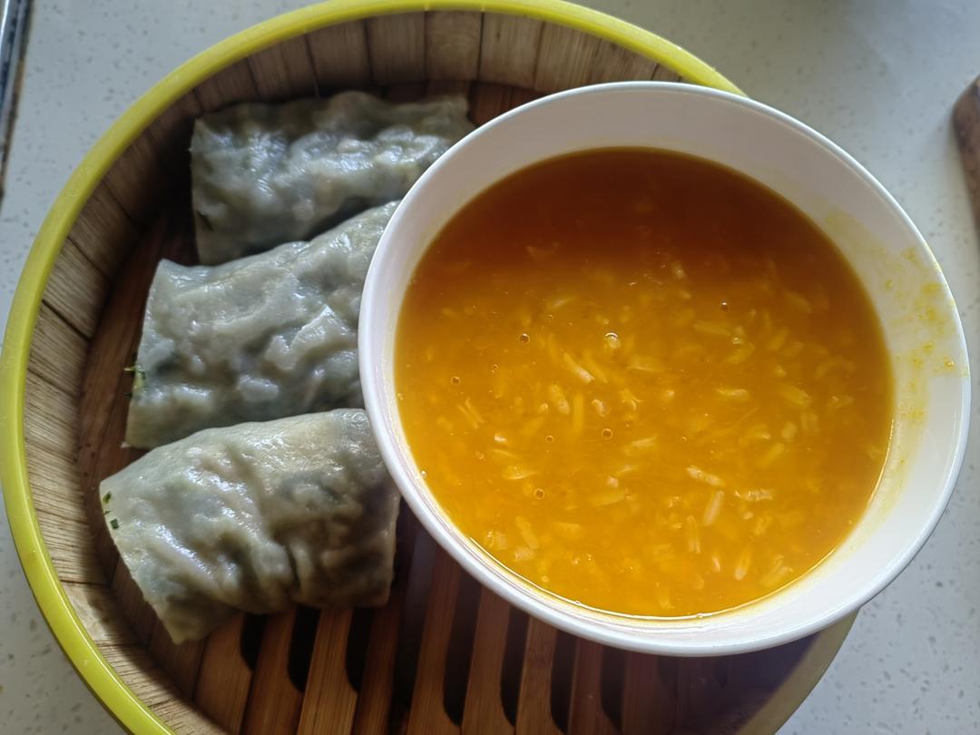 菠菜红萝卜菜卷，南瓜大米粥