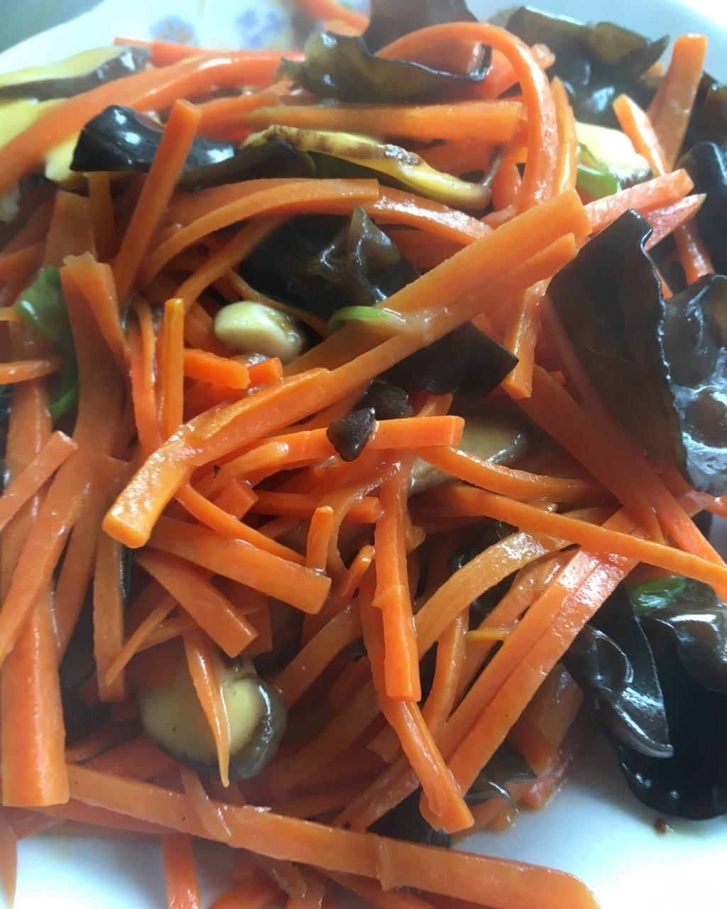 胡萝卜香菇炒木耳