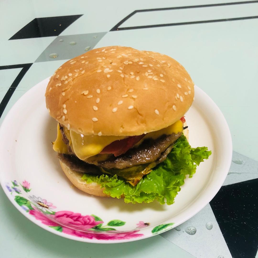 正宗的麦当劳双吉牛肉汉堡