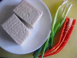 葱烧豆腐的做法 步骤1