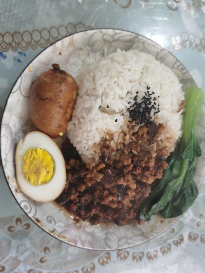 洋葱酥卤肉饭