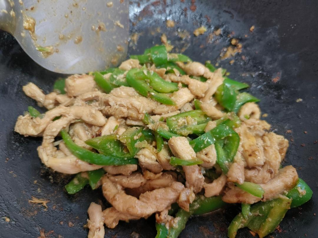 巨好吃的青椒炒鸡胸肉丝，超下饭