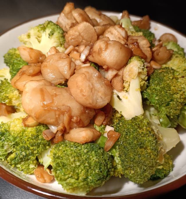 年夜饭菜单--蒜蓉西兰花炒带子，颜值高，味道好，营养满分