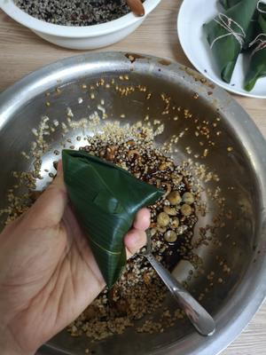 硬核干货：蛋黄肉粽、杂粮豆沙粽、海鲜香菇粽的做法的做法 步骤22