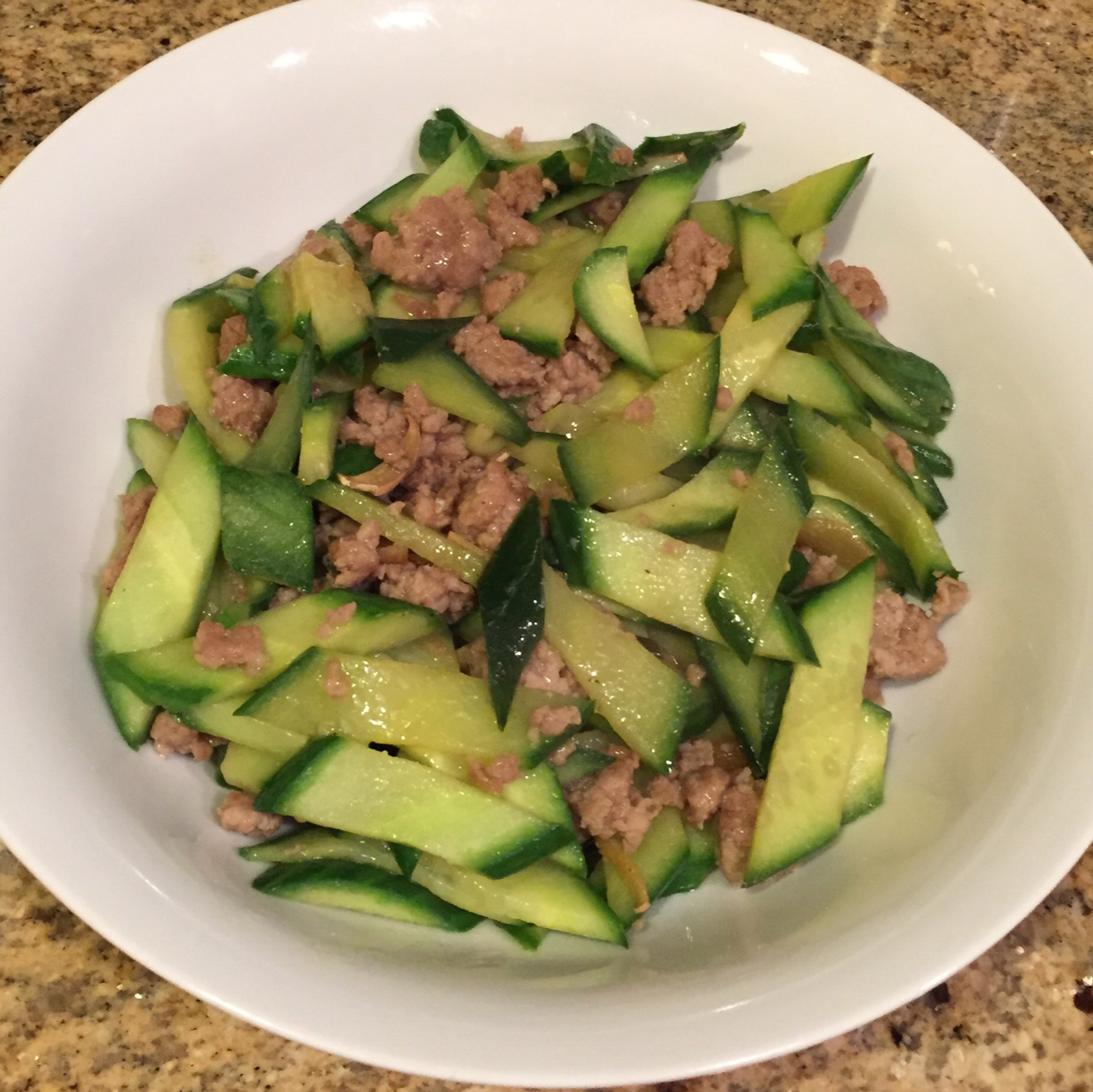 反正也得吃做过肉末青瓜直接把黄瓜下锅炒了,也很好吃.