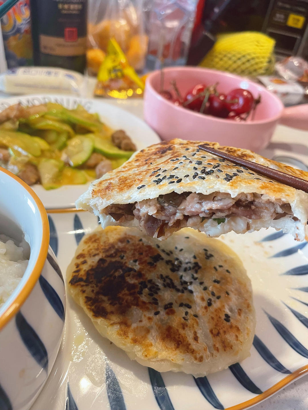 手抓饼做的馅饼，猪肉蘑菇馅，太好吃了！