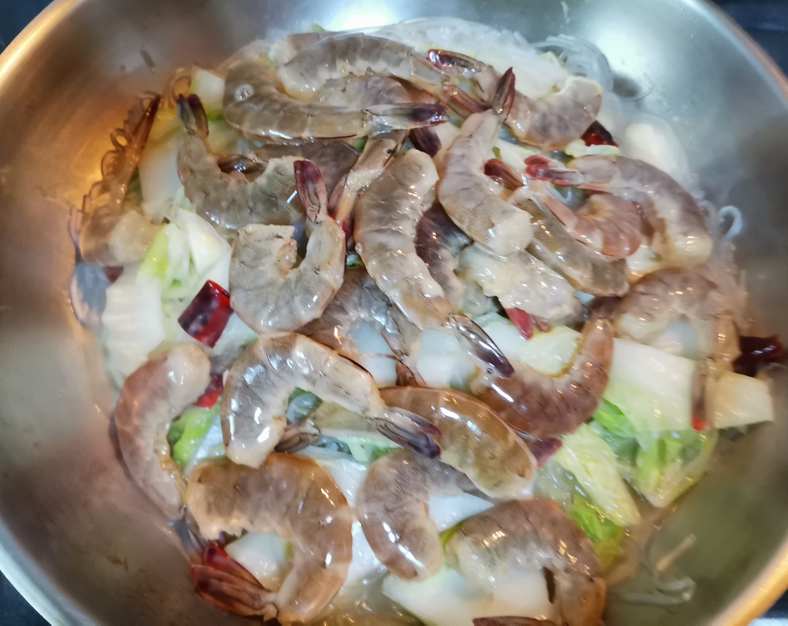 白菜粉丝烩鲜虾的做法 步骤4