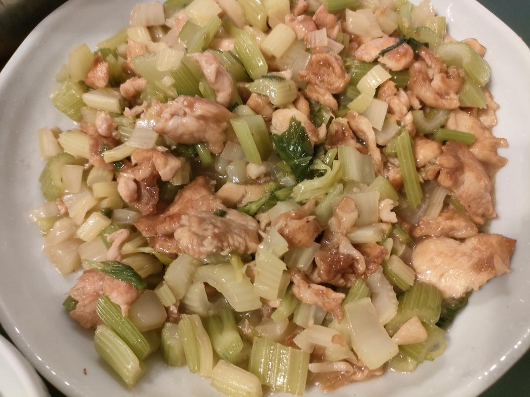 芹菜炒鸡胸肉！鸡肉滑嫩！好吃下饭！上班族的快速菜谱