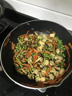 好吃的豌豆萝卜香菇焖饭的做法 步骤3
