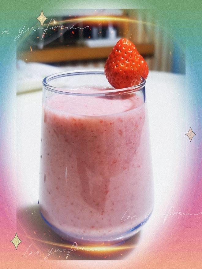 自制草莓🍓奶昔，当季好饮品！的做法