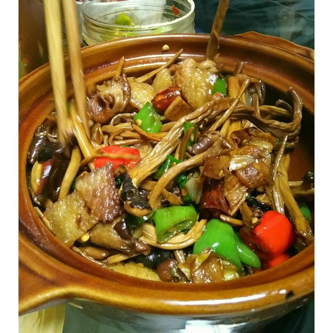 五花肉干锅茶树菇