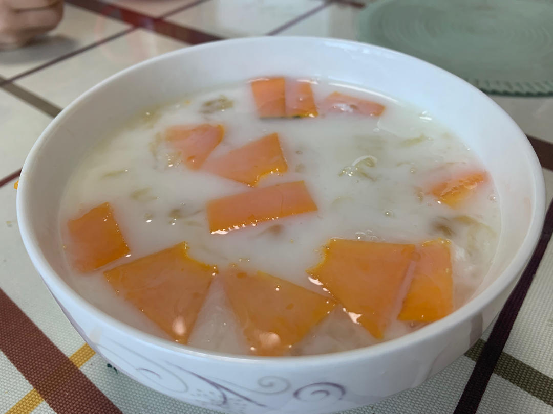 木瓜银耳红枣牛奶羹