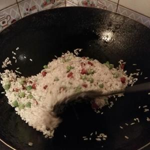 豌豆腊肉闷饭的做法 步骤6