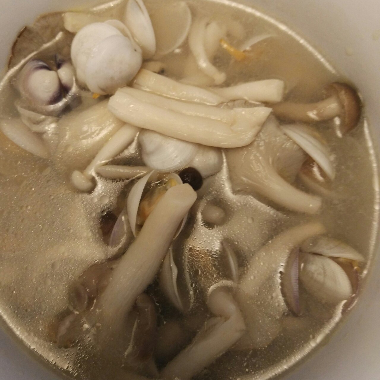 蛤蜊菌菇汤