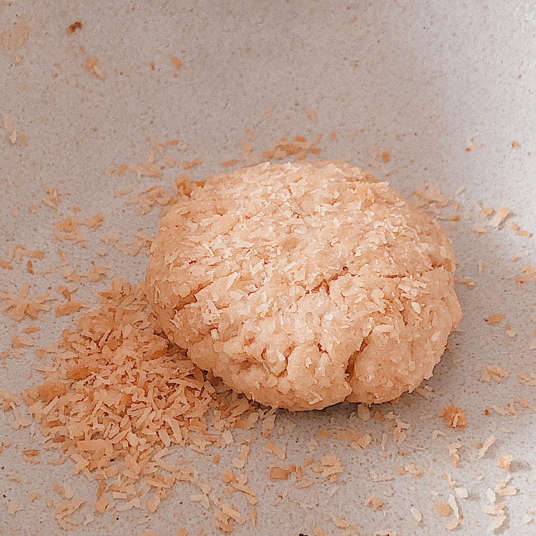 椰蓉酥，超级酥香酥脆，桃酥在旁边都黯然失色了😄消耗椰蓉