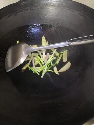 姜葱煎焗肥青口的做法 步骤3